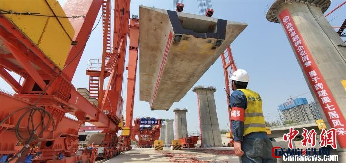 地面指揮人員指揮箱梁提升 姬昆生 攝 地面指揮人員指揮箱梁提升 姬昆生 攝