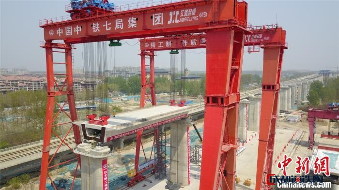河南最高高鐵提梁機助力鄭濟高鐵建設 姬昆生 攝 河南最高高鐵提梁機助力鄭濟高鐵建設 姬昆生 攝